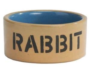Een keramiek eetbakje geglazuurd voor uw konijn, met de tekst RABBIT. Een eenvoudig maar degelijk voerbakje. Kleur buitenzijde: beige. Binnenzijde: blauw.